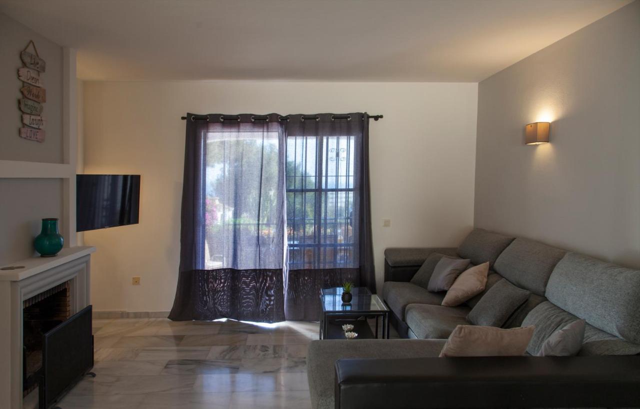 Agradable Adosado Con Piscina La Hidalga Villa Benalmadena Bagian luar foto