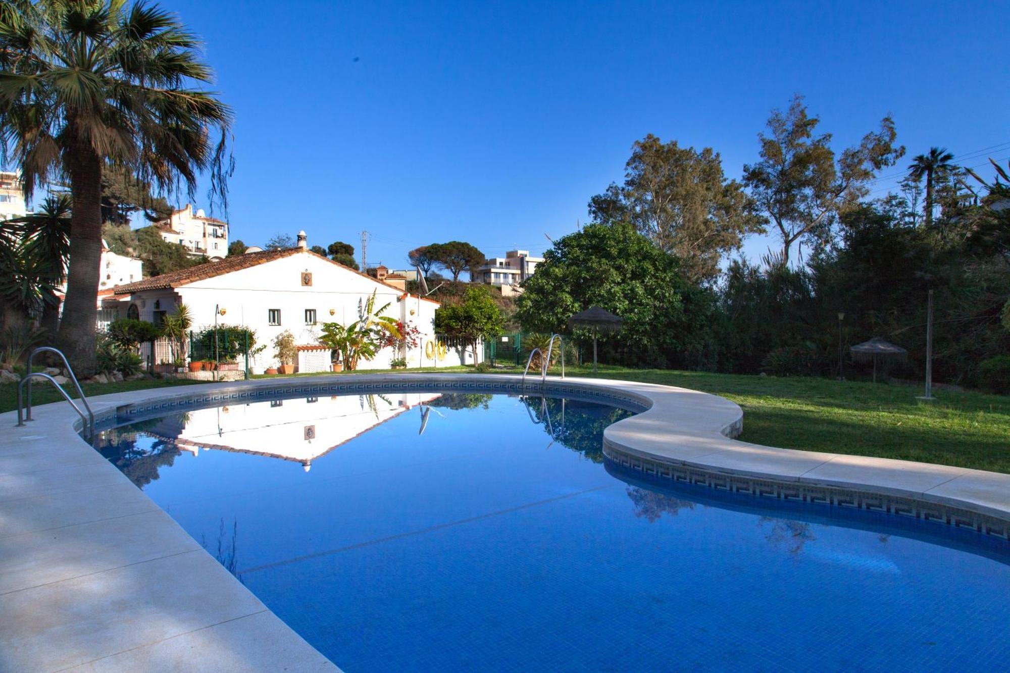 Agradable Adosado Con Piscina La Hidalga Villa Benalmadena Bagian luar foto