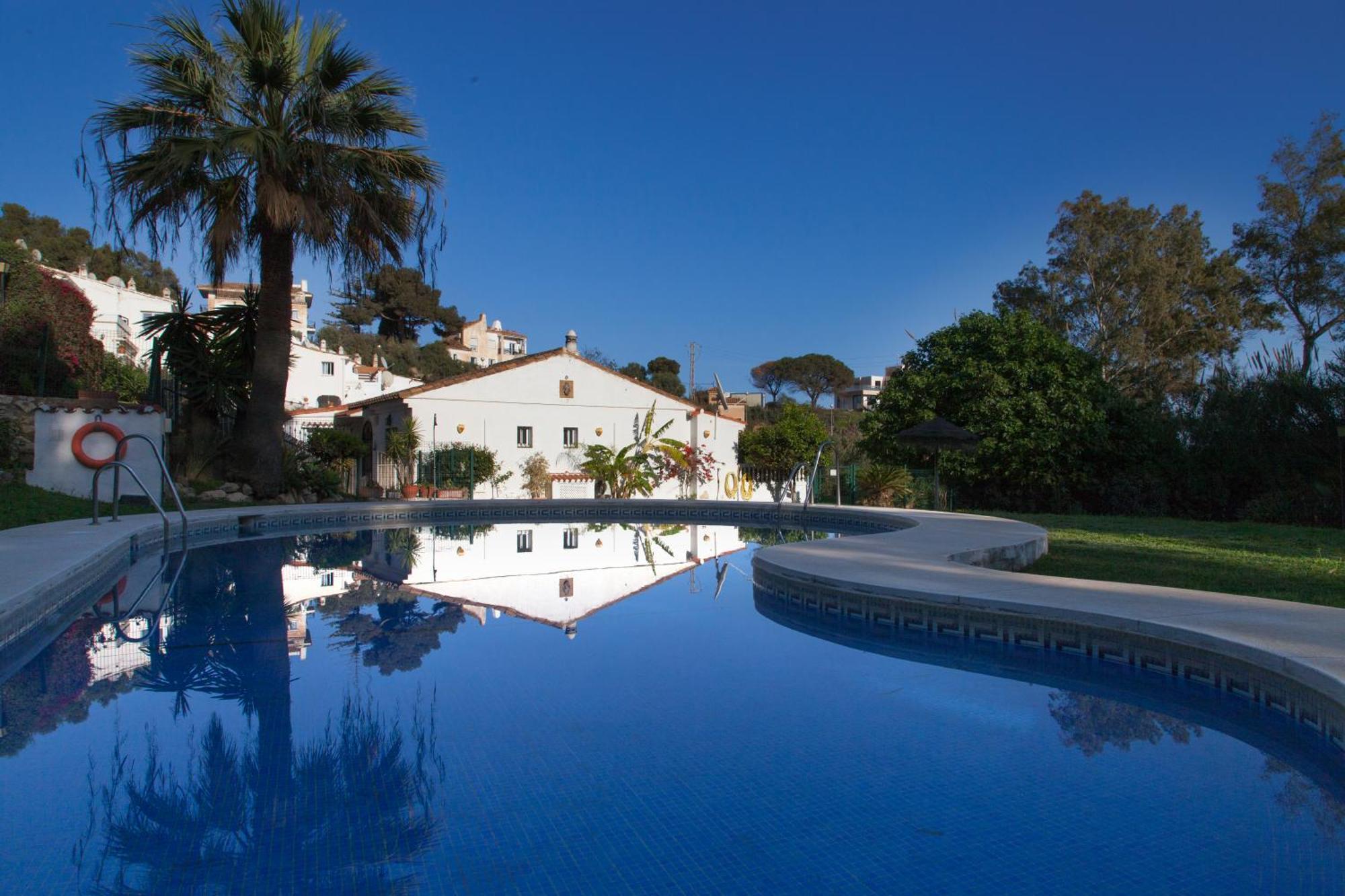 Agradable Adosado Con Piscina La Hidalga Villa Benalmadena Bagian luar foto